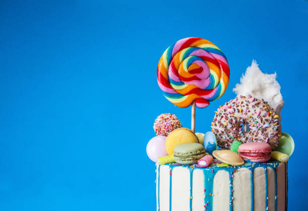 bolo colorido do gotejamento dos doces, fundo azul, direito tomado o partido - gateaux cake birthday decorating - fotografias e filmes do acervo