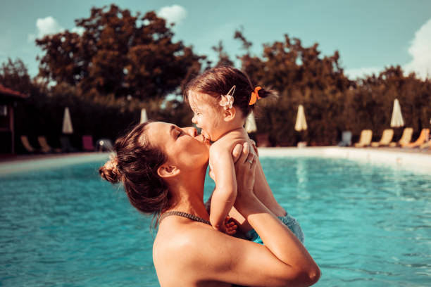 madre e bambina in piscina - natural pool foto e immagini stock