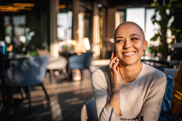 携帯電話で話している笑顔の少女の肖像画 - candid women portrait human face ストックフォトと画像