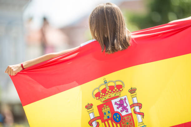 feliz chica turista caminando por la calle con bandera española. - catalonia success confidence flag fotografías e imágenes de stock