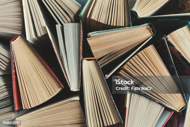 Komposition Mit Büchern Auf Dem Tisch Stockfoto und mehr Bilder von Buch - Buch, Bibliothek, Lesen
