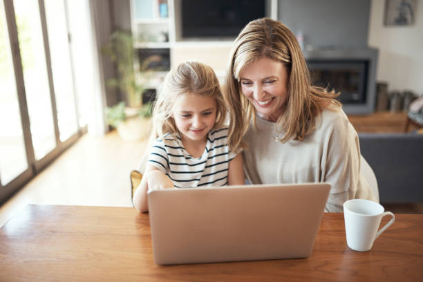 istock Show grandma how it works 1158418229