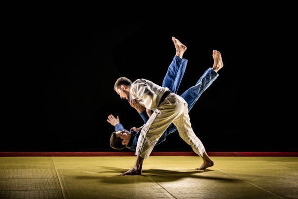 lanzamiento de judo - judo fotografías e imágenes de stock