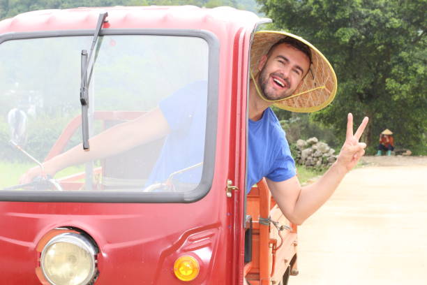 turista que conduz um tuk-tuk em ásia - accident taxi driving tourist - fotografias e filmes do acervo