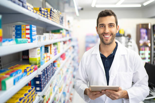retrato de farmacéutico en una farmacia - pill bottle pharmacy medicine shelf fotografías e imágenes de stock