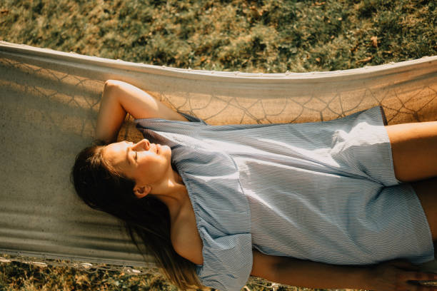 ハンモックでの私の�時間 - summer women hammock nature ストックフォトと画像