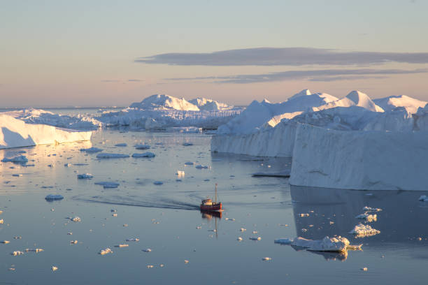 barco de pesca vermelho em ilulissat icefjrod - greenland - fotografias e filmes do acervo