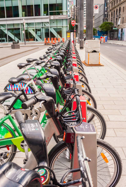 カナダ・ケベック州モントリオールのダウンタウンの駅にレンタル自転車が並んでいました。 - bicycle rack bicycle parking community ストックフォトと画像