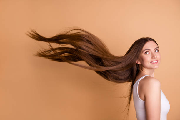 portret uroczego uroczego ładnego nastolatka wygląd fryzury fryzura czuć się zadowolony atrakcyjny piękny nosić biały jasny top singlet izolowane pastelowe beżowe tło - hair pace zdjęcia i obrazy z banku zdjęć