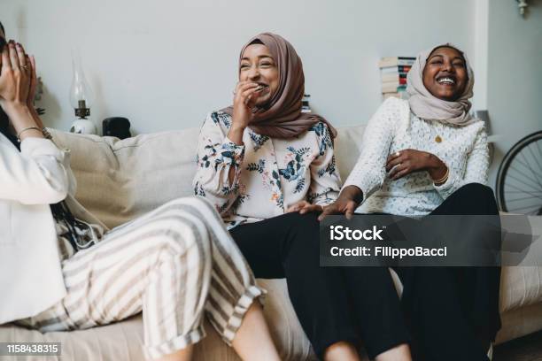 家のソファに座って一緒に話している3人の友人 - 友情のストックフォトや画像を多数ご用意 - 友情, イスラム教, 女性