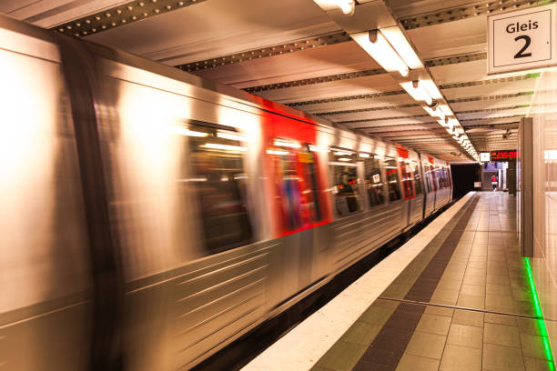 ハンブルクの地下鉄列車 - ドイツ地下鉄 - subway station subway train underground hamburg germany ストックフォトと画像