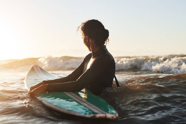 наслажд�аясь жизнью по одной волне за раз - wave beach surf sea стоковые фото и изображения