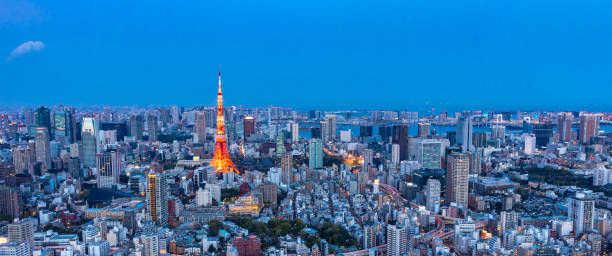 вид на город токио и горизонт токио является современной столицей японии. - tokyo tower shinjuku ward tokyo prefecture communications tower стоковые фото и изображения