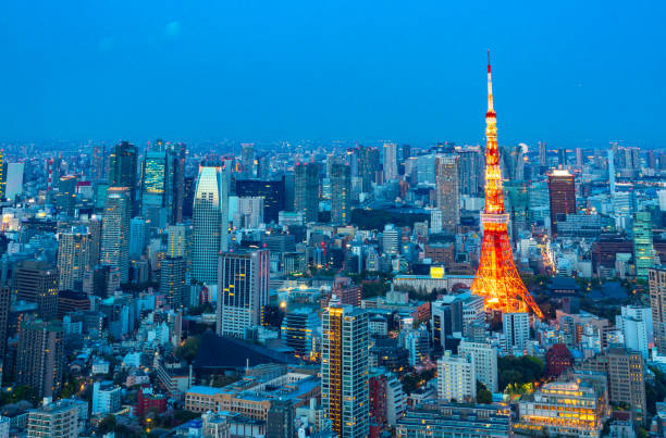 вид на город токио и горизонт токио является современной столицей японии. - tokyo tower shinjuku ward tokyo prefecture communications tower стоковые фото и изображения