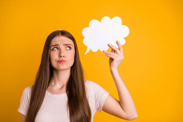 foto ravvicinata bella lei la sua signora capelli molto lunghi tenere mano braccio carta nuvola mente esprimere non sono sicuro situazione posizione guardare in alto pensiero indossare casual pastello t-shirt sfondo giallo isolato - contemplation cloud bubble concentration foto e immagini stock