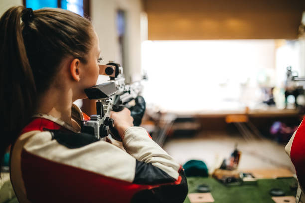 treinamento do atirador do esporte da mulher - target sport - fotografias e filmes do acervo