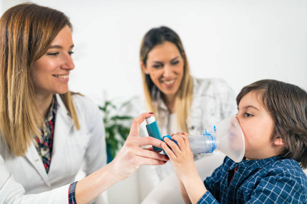 lekarz pomaga little boy z inhalatorem - asthmatic child asthma inhaler inhaling zdjęcia i obrazy z banku zdjęć