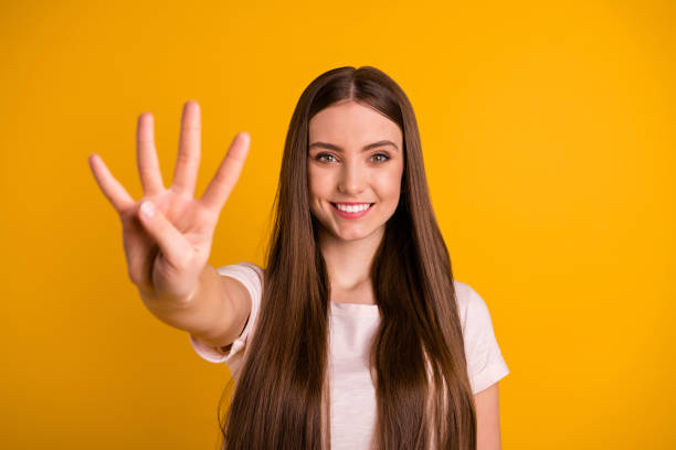 ritratto di carino bello attraente adolescente piuttosto adolescente si sentono sicuri felice godersi la primavera estiva tempo libero vestito vestiti vestiti vestiti di moda sfondo giallo isolato - 04 what foto e immagini stock