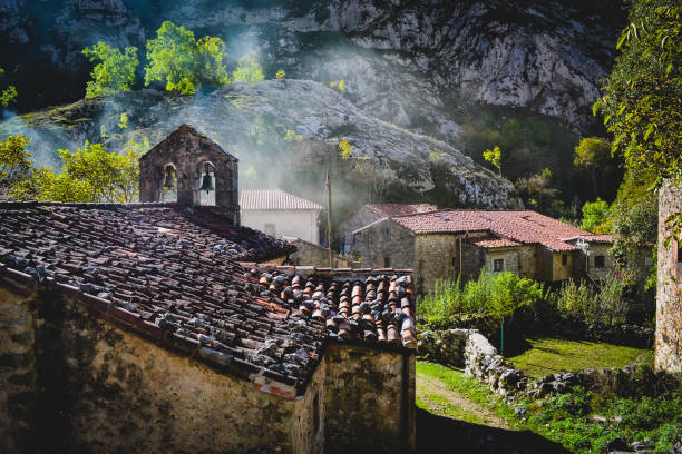 el pueblo bulnes en los picos de europa, es una de las parroquias más remotas de españa - asturiana fotografías e imágenes de stock