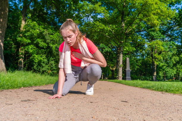 A woman gets circulatory problems during sports training and kneels down
