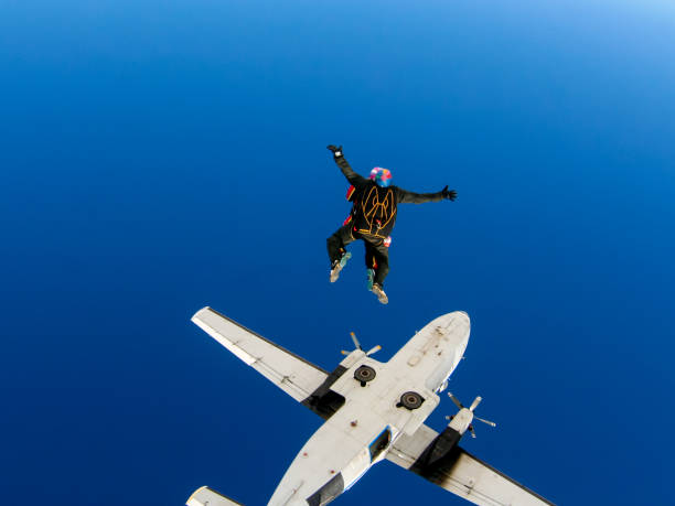 낙하산은 강사와 함께 비행기에서 점프. - skydiving tandem parachuting coach 뉴스 사진 이미지