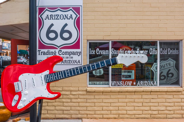 ventana arizona ruta 66 guitarra - winslow arizona fotografías e imágenes de stock