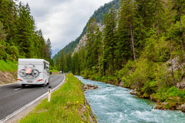 camper van con bicicleta acoplada a través de los alpes europeos en un día lluvioso - zugspitze mountain mountain germany sky fotografías e imágenes de stock