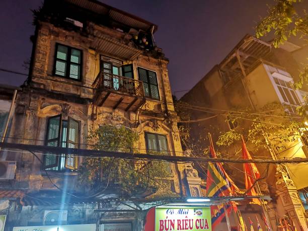 apartamenty w: hanoi old quarter, vietnam - commercial sign street light illuminated lighting equipment zdjęcia i obrazy z banku zdjęć