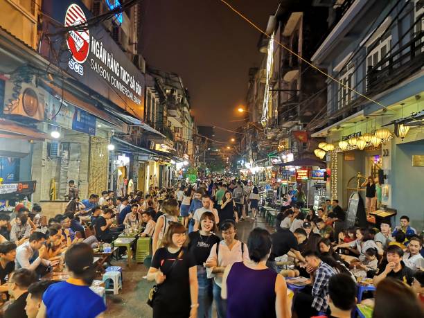 bar street w: hanoi - commercial sign street light illuminated lighting equipment zdjęcia i obrazy z banku zdjęć