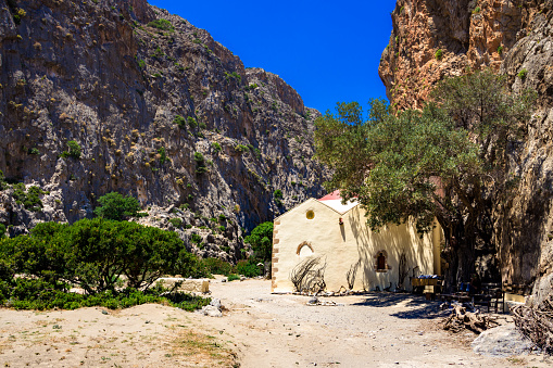 La antigua iglesia de Agios Antonios en el desfiladero de Agiofarago cerca de la playa, Creta, Grecia. photo