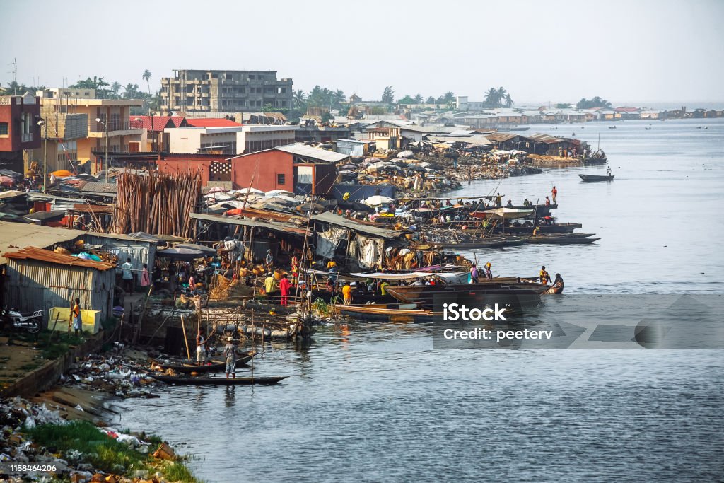 Afrikanische Stadt am Flussufer - Cotonou, Benin - Lizenzfrei Benin Stock-Foto