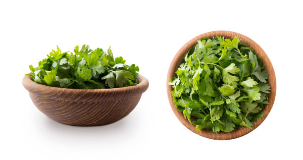 prezzemolo isolato su sfondo bianco. vista dall'alto. il prezzemolo lascia con spazio di copia per il testo. erbe isolate sul bianco. foglie di prezzemolo su sfondo bianco. - parsley cilantro herb freshness foto e immagini stock