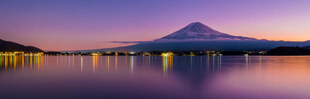 paesaggio panoramico aereo di riflessione fuji mountain. montagna iconica e simbolica del giappone. paesaggio panoramico al tramonto di fujisan all'ora serale, kawaguchiko, yamanashi, giappone. - spring forest scenics reflection foto e immagini stock