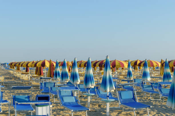 parasols et transats dans la plage de la station balnéaire de rimini - italy adriatic sea summer europe photos et images de collection