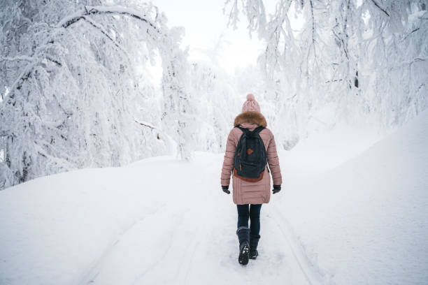 junge frau erkundet balkanberge - snow walking stock-fotos und bilder