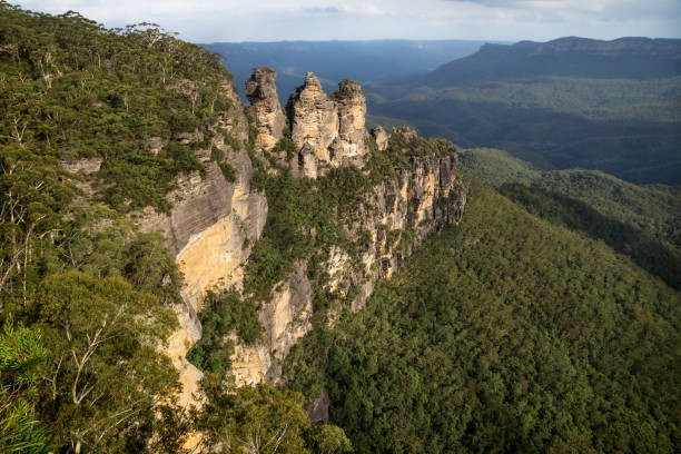 ブルーマウンテンズ、カトゥーンバ、ニューサウスウェールズ、オーストラリアの3姉妹の岩の形成 - canyon blue mountain majestic ストックフォトと画像