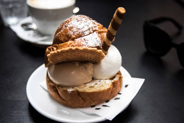 preparação artesanal de pão doce clássico, com sorvete gelato. imagem do bolo do gelado de dois sabores com café - italian dessert fotos - fotografias e filmes do acervo