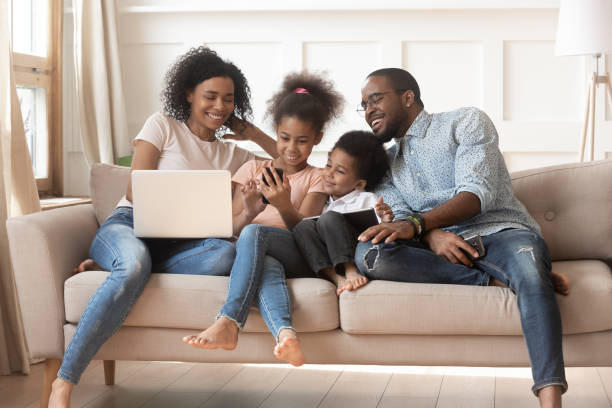 les parents africains et les enfants obsédés accros aux gadgets à la maison - digital tablet women enjoyment happiness photos et images de collection