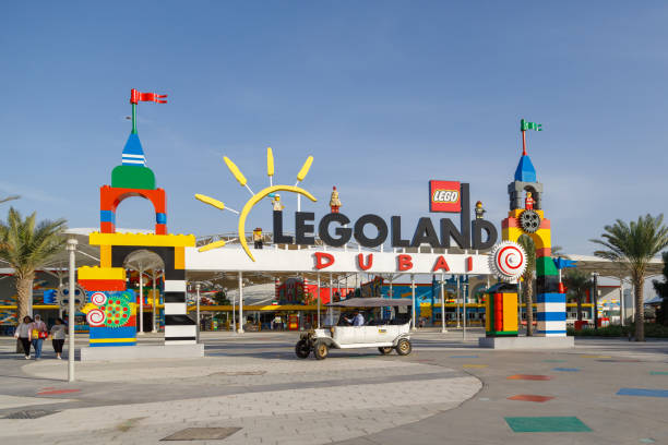 vista de la entrada principal al parque de atracciones legoland - legoland fotografías e imágenes de stock