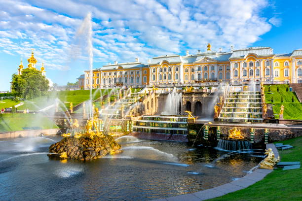 gran cascada del palacio peterhof y fuente de sansón, san petersburgo, rusia - peterhof palace fotografías e imágenes de stock