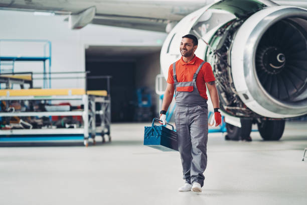 técnico de avión que lleva una caja de herramientas - maintenance engineer industry asian ethnicity technology fotografías e imágenes de stock