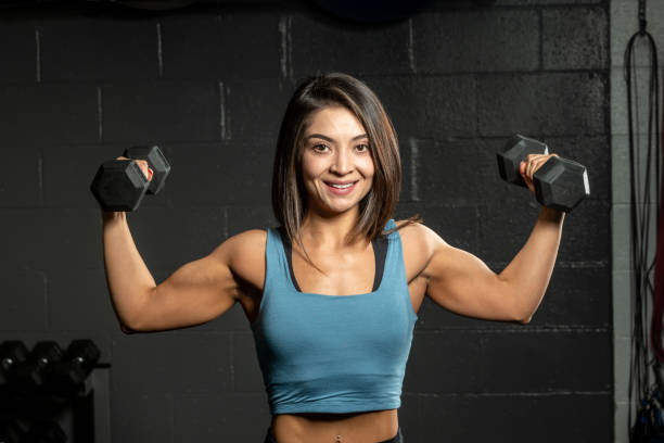 히스패닉 젊은 피트 니스 여성 강사 운동 - dumbbell women body building exercises flexing muscles 뉴스 사진 이미지