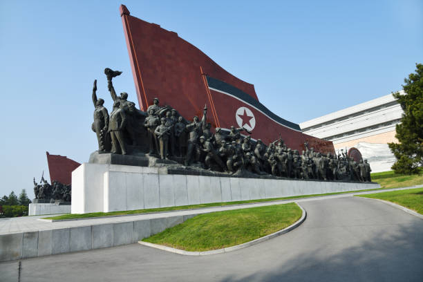 pyongyang, corea del norte. pyongyang, colina de mansu - kim jong il fotografías e imágenes de stock