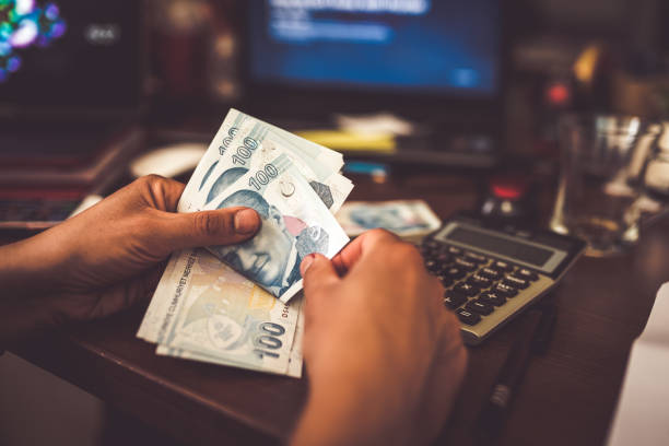 woman hands counting turkish lira - tl imagens e fotografias de stock