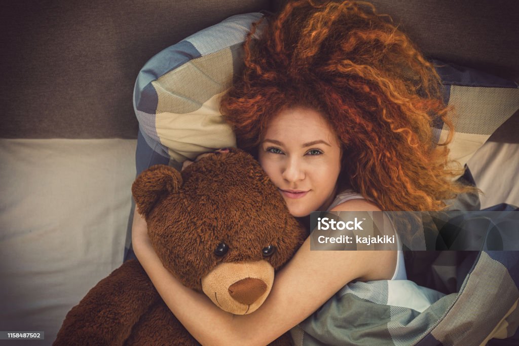 Porträt eines schönen jungen Mädchens mit Teddybär schlafen im Bett zu Hause - Lizenzfrei Eine Frau allein Stock-Foto