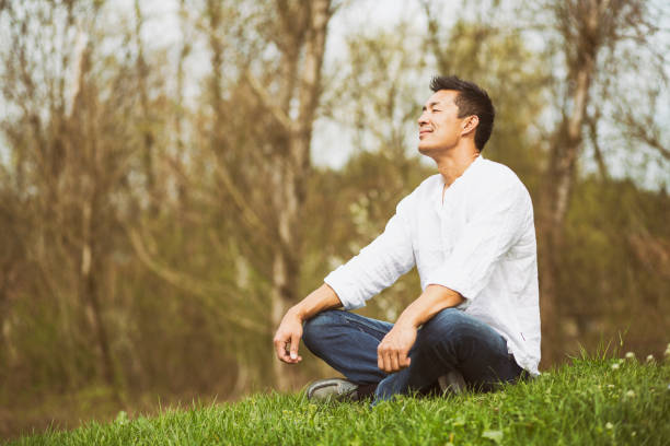 자연에 앉아있는 일본인 남자 - men yoga meditating cross legged 뉴스 사진 이미지