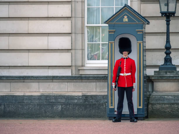garde anglais patrouillant à buckingham palace - london england honor guard british culture nobility photos et images de collection