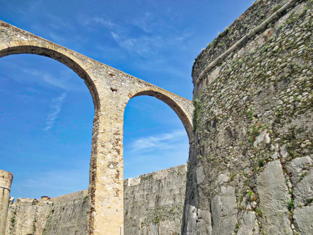 villefranche, histórica fortaleza de la ciudadela - elmo fotografías e imágenes de stock