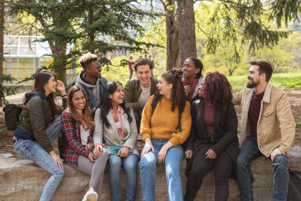 multi-ethnic gruppe von universitätsstudenten spielen - parks canada stock-fotos und bilder