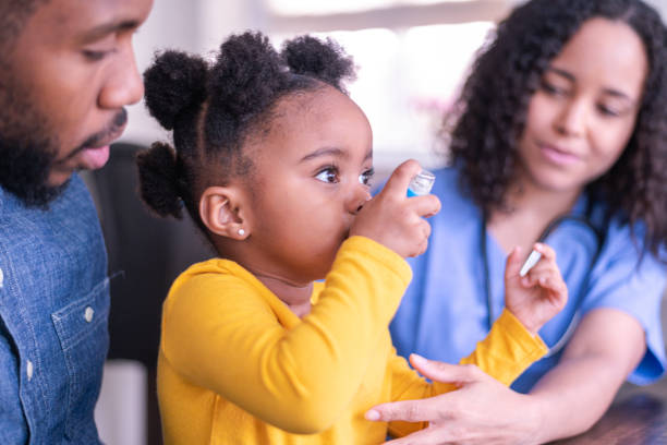 천식 흡입기를 사용하여 의사의 약속에 소녀 - asthma inhaler 뉴스 사진 이미지